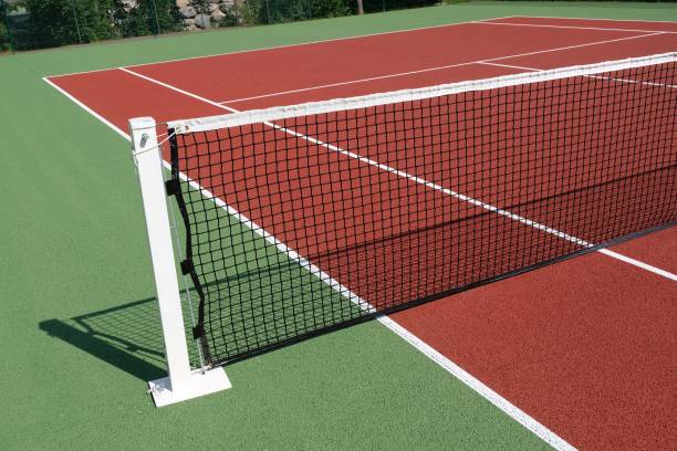 Pourquoi est-il avantageux de choisir des matériaux locaux pour la rénovation des courts de tennis à Grasse ?