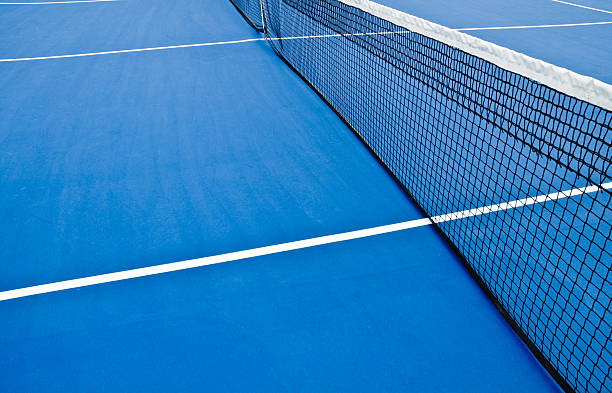 Comment évaluer la durabilité des matériaux utilisés dans la construction d’un court de tennis à Nice ?