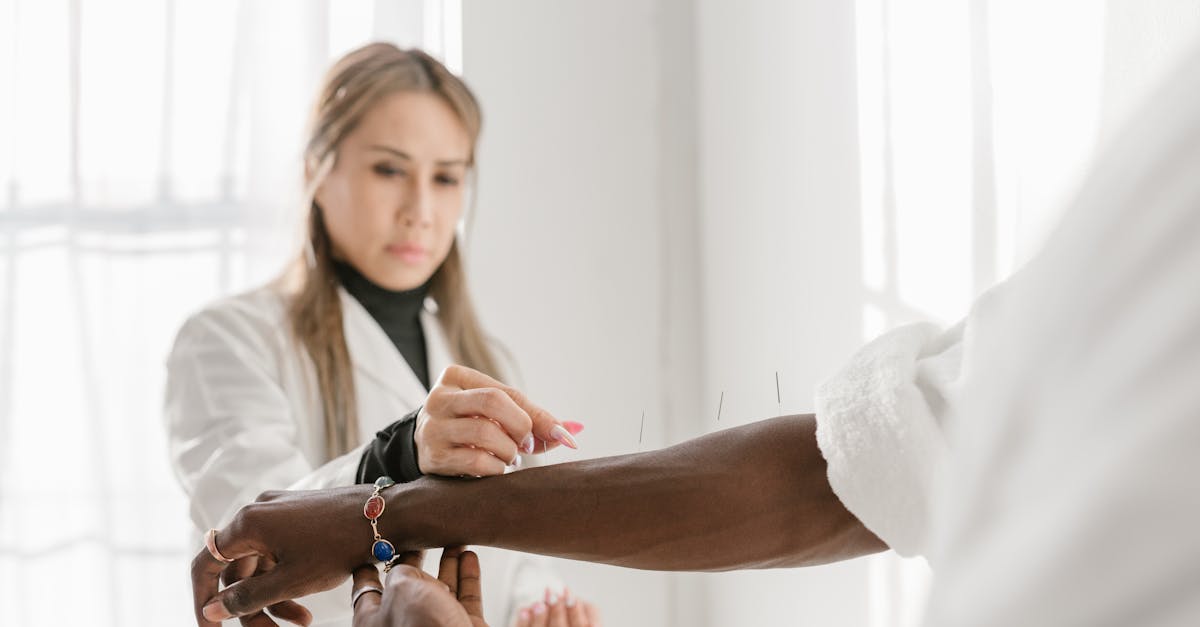 découvrez les bienfaits de l'acupression, une thérapie douce qui utilise des points de pression sur le corps pour soulager le stress, apaiser les douleurs et favoriser le bien-être général. explorez cette méthode ancestrale et intégrez-la dans votre routine de santé.