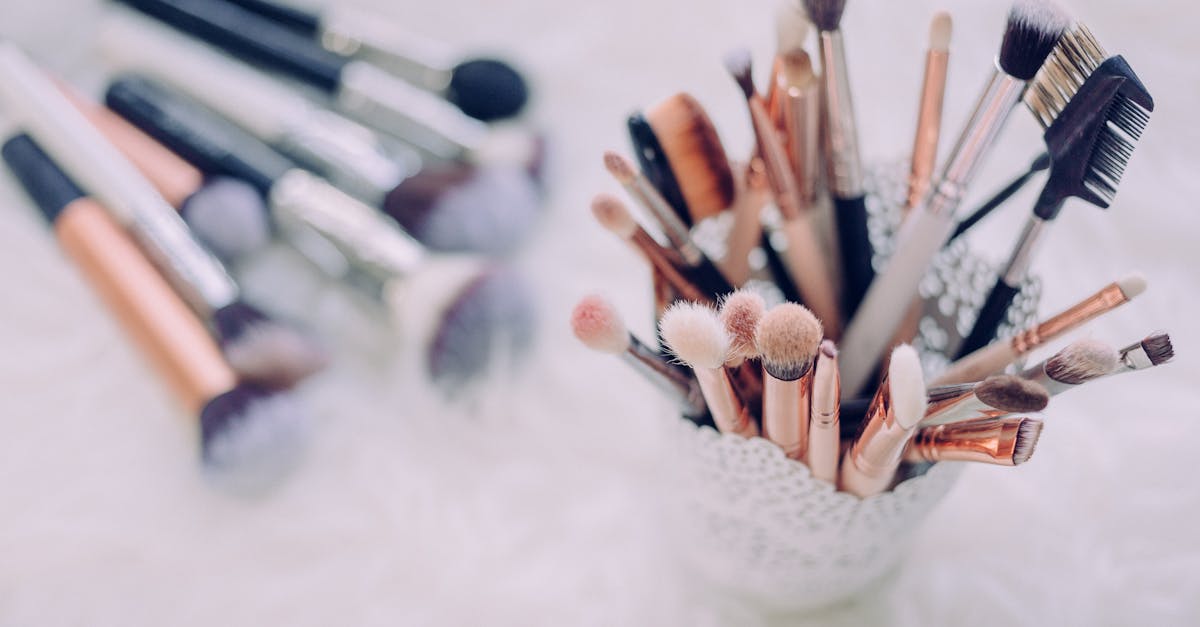 découvrez notre organisateur de maquillage, l'accessoire idéal pour garder tous vos cosmétiques en ordre et à portée de main. conçu pour optimiser votre espace tout en ajoutant une touche d'élégance à votre salle de bain ou votre coiffeuse. ne laissez plus le désordre gâcher votre routine beauté !