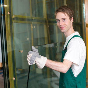 Quels services un vitrier à Lyon propose-t-il aux commerçants pour leurs vitrines ?