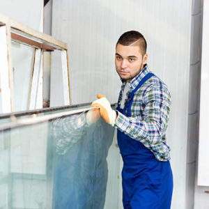 Un vitrier à Lyon peut-il fabriquer des vitrines personnalisées avec logo ou gravure ?